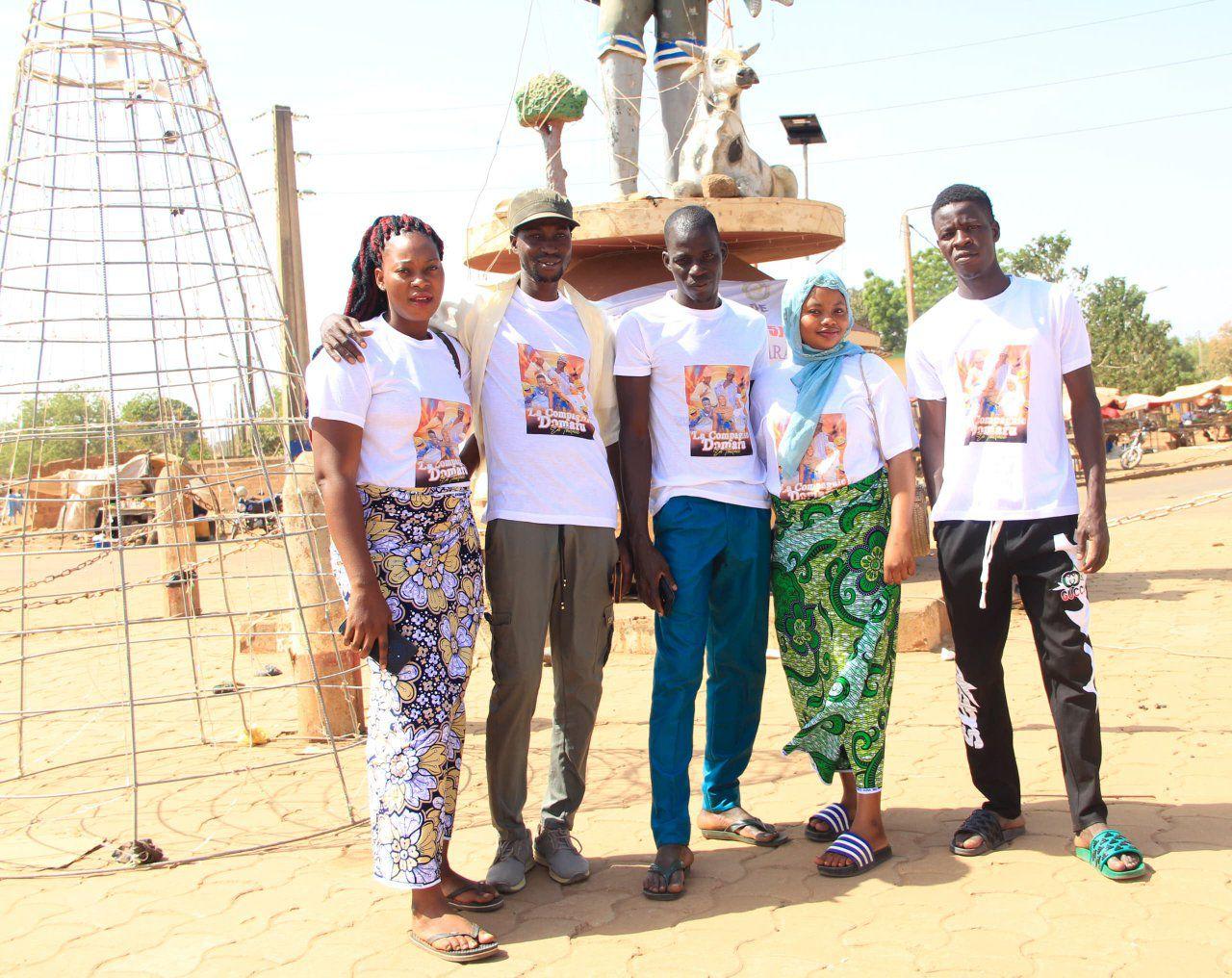 La troupe Dɔmaru en représentation